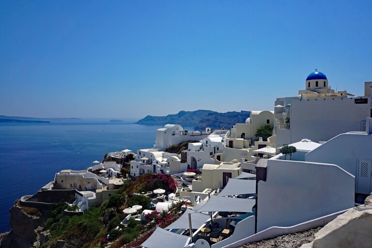 Zabudowa Oia na Santorini z widokiem na kalderę